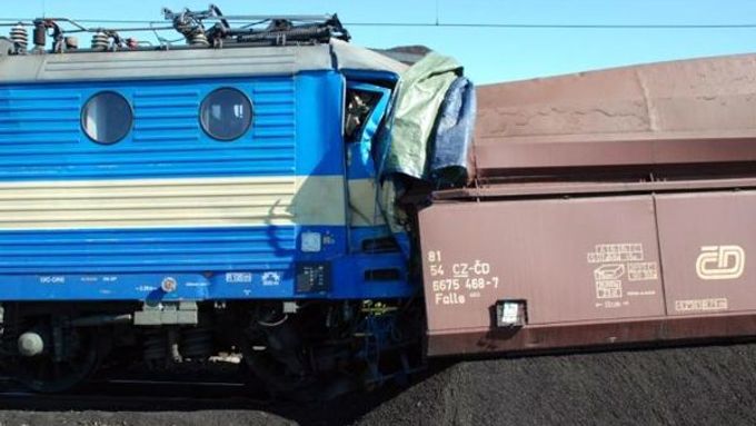 Moravičany 12. září: Zabezpečovací zařízení mimo provoz a chybující výpravčí. Srážku dvou nákladních vlaků nepřežil strojvůdce jednoho z nich. Mohly to však být také vlaky plné cestujících