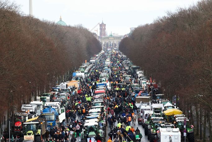 Zemědělci v pondělí ucpali centrum Berlína. Plánují další protesty.