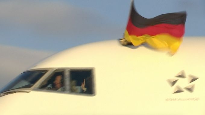 Do Frankfurtu přiletěl německý olympijský tým. Přivítaly ho davy fanoušků
