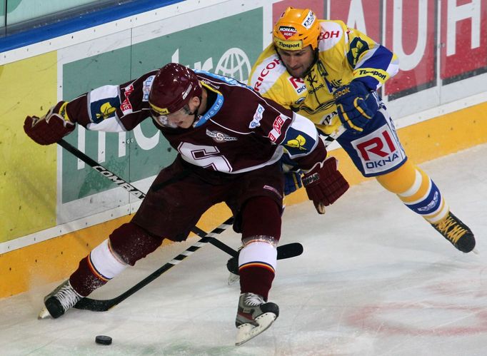 Hokejista Sparty Praha Miroslav Forman bojuje o puk s Martinem Hamrlíkem v utkání 8. kola Tipsport extraligy 2012/13 se Zlínem.