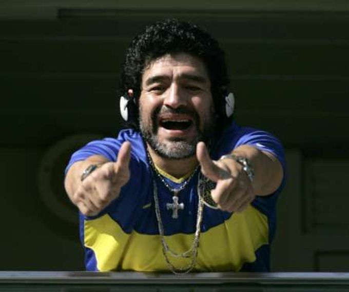 Legendární Diego Maradona při zápase argentinské fotbalové ligy mezi Boca Juniors a Godoy Cruz.