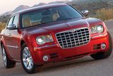Chrysler 300C (2006). Výkon motoru: 345 k. Najeto: 171 000 km. Cena: 199 000 Kč