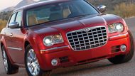 Chrysler 300C (2006). Výkon motoru: 345 k. Najeto: 171 000 km. Cena: 199 000 Kč