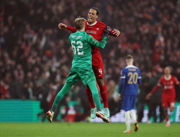 Virgil van Dijk a Caoimhin Kelleher slaví titul Liverpoolu v Ligovém poháru.