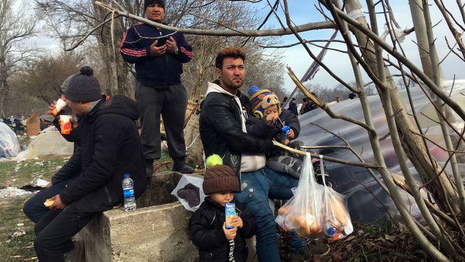 Migranti na hranici mezi Řeckem a Tureckem na začátku letošního roku.
