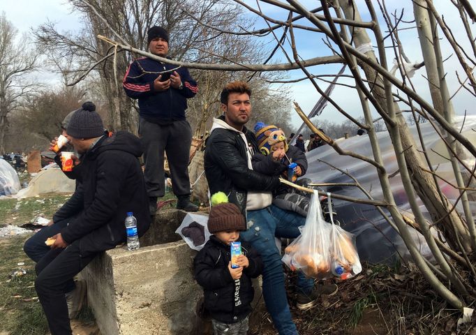 Migranti na řecko-turecké hranici.