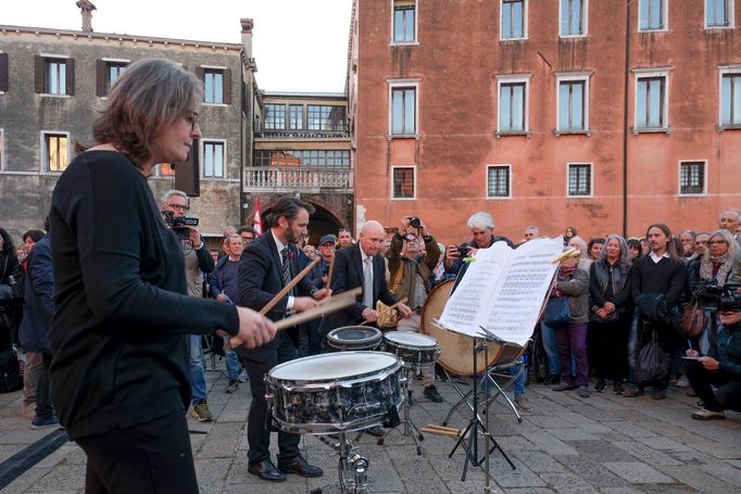 Orchestr benátského divadla La Fenice protestoval proti nové dirigentce Beatrice Venezi. Hrál na ulici.