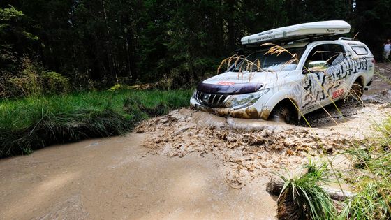 Díky vyvedenému sání může upravené Mitsubishi L200 udolávat i hluboké brody.