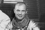 John Glenn, první Američan na oběžné dráze. Stalo se tak  20. února 1962. Někdy  je dokonce považován za prvního Američana ve vesmíru, protože Shepard orbitu nedosáhl.