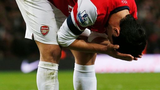 Mikel Arteta skrývá obličej v dlaních. Neproměněnou penaltou v 90. minutě totiž pokazil Arsenalu cestu za vítězstvím v bláznivém derby s Fulhamem.