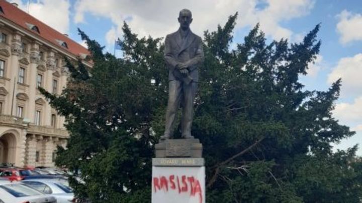 "Rasista a masový vrah" nasprejoval někdo na podstavec sochy prezidenta Beneše