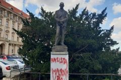 "Rasista a masový vrah", nasprejoval někdo na podstavec sochy prezidenta Beneše