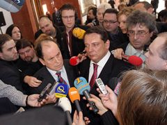 Jiří Paroubek během prezidentské volby hovoří o vydírání Snítilého.