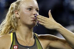 Wozniacká vyřadila Šarapovovou. Dál kráčí i Federer