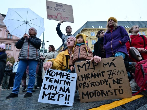 Jedny z transparentů na demonstraci Zachraňme ministerstvo životního prostředí v Brně 22.10. 2025.
