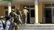 Příslušníci speciálních jednotek Federální bezpečnostní služby (FSB) a policie zasahují ve škole v Kazani.