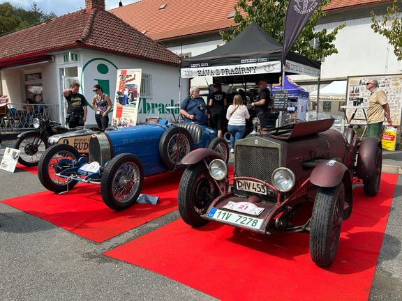 Nádherný Wikov 7/28S v popředí, za ním modré Bugatti T37A, oba vozy závod Zbraslav-Jíloviště jely - v roce 1930 a 1929 -, a dojely si pro vítězství.