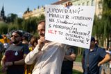 Podle spolku Milion chvilek je Blažkovo chování dlouhodobě nepřípustné, dnešní demonstraci spolek nazval Poslední kapka Pavla Blažka.