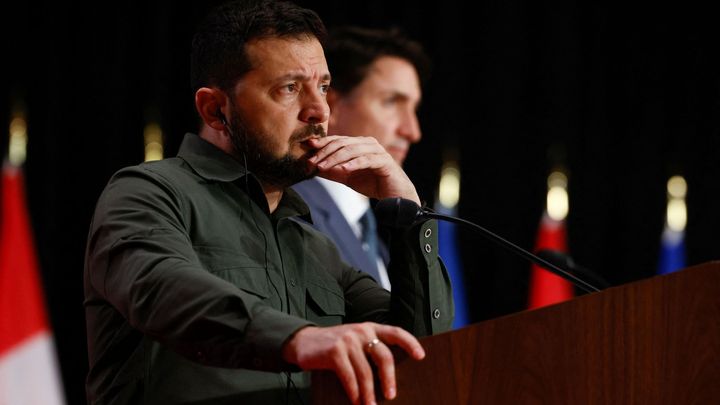 Pod šíleným tlakem. Zelenskyj by měl skončit, Ukrajině to prospěje, míní Romancov
