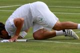 Kypřan Marcos Baghdatis se rozhodl políbit trávu v All England Clubu.