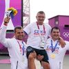 David Kostelecký se stříbrnou medailí, kouč Petr Hrdlička a Jiří Lipták se zlatou medailí v trapu na OH 2020