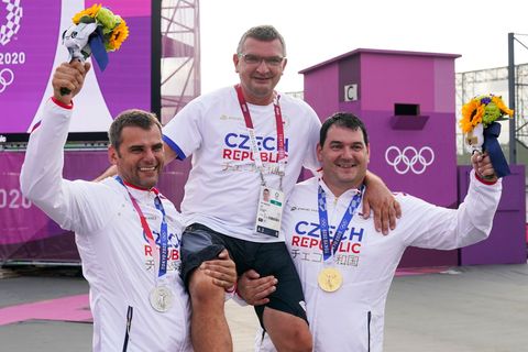 David Kostelecký se stříbrnou medailí, kouč Petr Hrdlička a Jiří Lipták se zlatou medailí v trapu na OH 2020