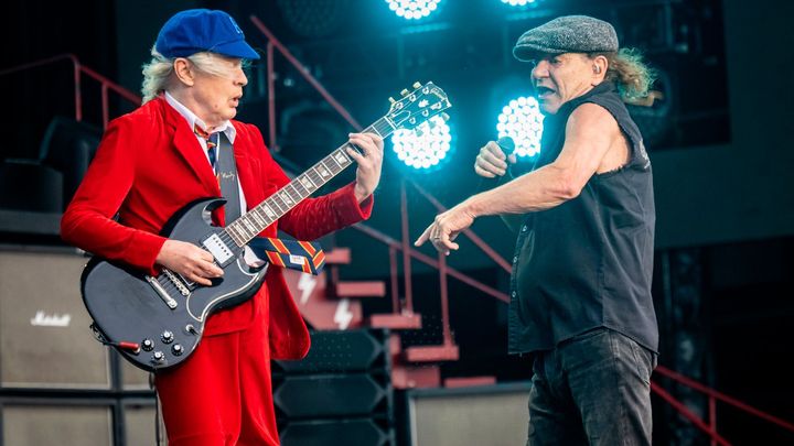 Duněla děla, zářil ohňostroj. Kapela AC/DC vystoupila v pražských Letňanech; Zdroj foto: ČTK
