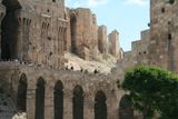 V samotném starém Aleppu turisty lákala i Velká mešita z 12. století, staré madrasy, turecké lázně, paláce... "To vše tvoří soudržnou, jedinečnou urbanistickou skupinu," stojí v záznamu o zápisu do UNESCO.