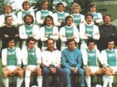 Ladislav Novák se svým Liazem v postupové sezóně 73/74 (třetí zleva dole)