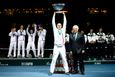 Davis Cup, finále Srbsko-ČR: nehrající kapitán Vladimír Šafařík přebírá trofej
