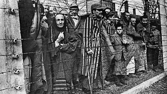 Lidé věznění v koncentračním táboře Osvětim