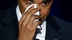 Dojatý Obama při loučení poděkoval ženě Michelle a dcerám. Musel sušit slzy