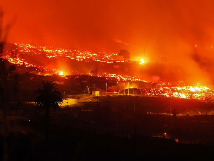 Španělský ostrov La Palma zasáhl proud žhavé lávy, které vytéká z místní sopky.