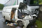 U Jičína se střetlo auto s kamionem. Dva lidé zahynuli, další tři jsou těžce zranění