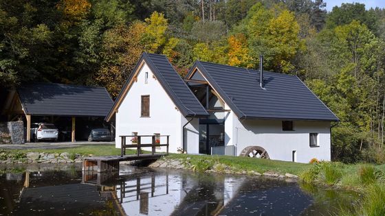 Z rozpadlé stodoly i starého mlýna udělali moderní bydlení snů. I tak se žije v Česku