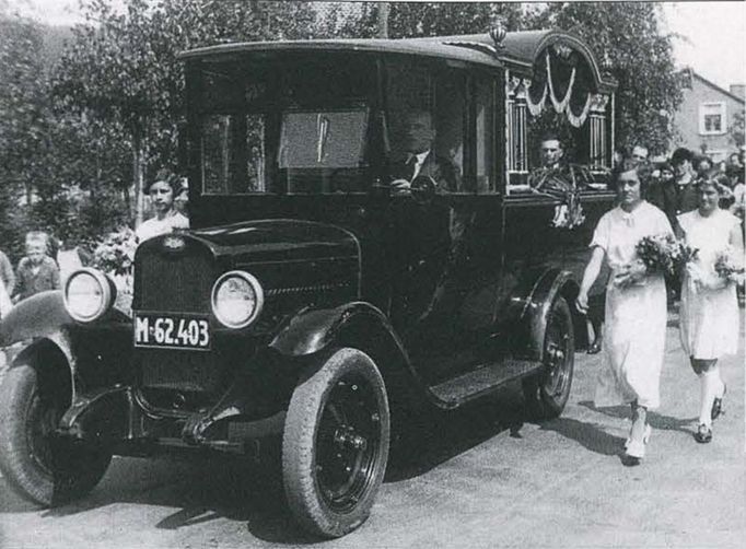 Chevrolet s luxusní tradiční nástavbou na fotografii ze Zlína z roku 1935.