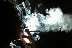 E-cigarety způsobují rakovinu, škodí víc než normální