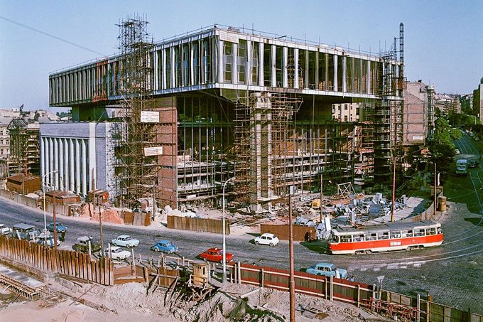 Výstavba budovy někdejší budovy Federální shromáždění v Praze na fotografii z roku 1969.