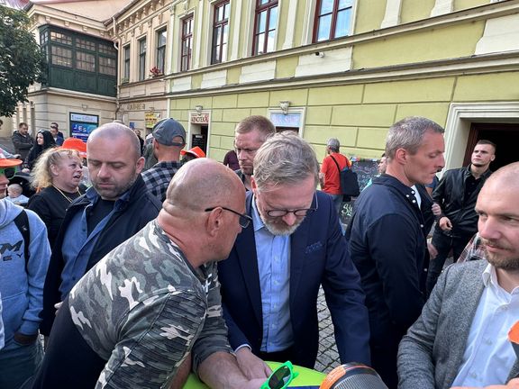 Premiér Petr Fiala při kontaktní kampani stojí u stolku tak, aby k němu mohli lidé z bezpečnostních důvodů chodit z jednoho směru.