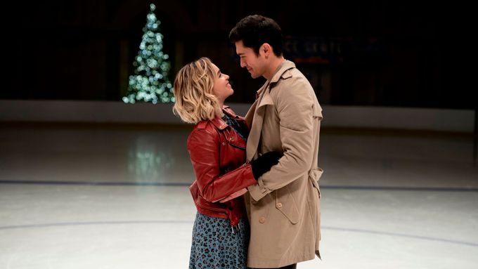 Emilia Clarkeová (Kate) a Henry Golding (Tom) v Last Christmas.