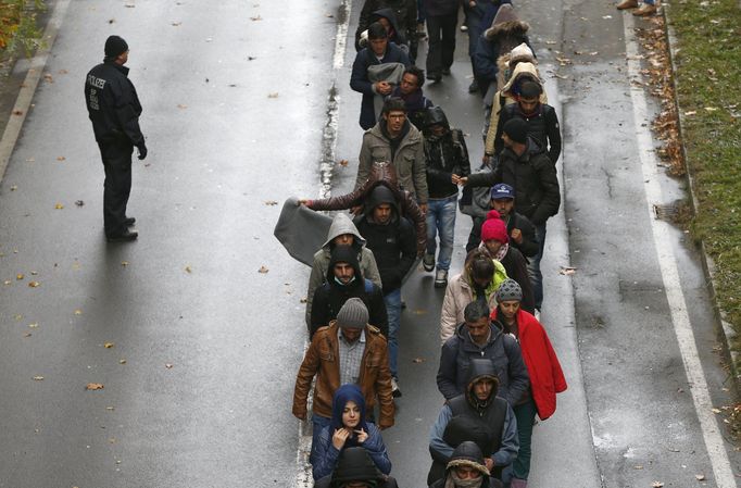 Uprchlíci po překročení rakousko-německém přechodu Achleiten.