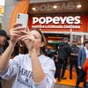 Otevření prvního Popeyes v Česku na Václavském náměstí