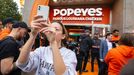 Otevření prvního amerického fastfoodového řetězce Popeyes v Česku, na Václavském náměstí, 3. 11. 2023.