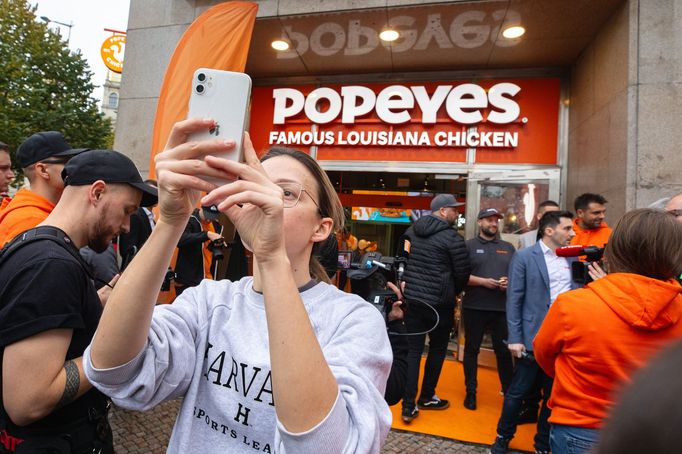 Otevření prvního amerického fastfoodového řetězce Popeyes v Česku, na Václavském náměstí, 3. 11. 2023.