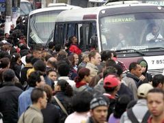 Lidé, kteří si troufli ráno vyrazit do práce, museli jet po strop přeplněným metrem, protože veškerá autobusová doprava byla zastavena.