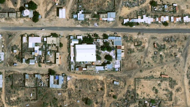 Hromady těl v Súdánu jsou vidět z vesmíru. Přichází málo živých lidí, děsí se lékaři