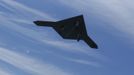 An X-47B pilot-less drone combat aircraft is pictured as it flies over the aircraft carrier, the USS George H. W. Bush, after being launched from the ship in the Atlantic Ocean off the coast of Virginia, May 14, 2013. The U.S. Navy made aviation history on Tuesday by catapulting an unmanned jet off an aircraft carrier for the first time, testing a long-range, stealthy, bat-winged plane that represents a jump forward in drone technology. REUTERS/Jason Reed (UNITED STATES - Tags: MILITARY SCIENCE TECHNOLOGY TPX IMAGES OF THE DAY) Published: Kvě. 14, 2013, 7 odp.