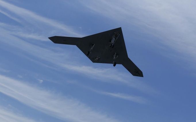 An X-47B pilot-less drone combat aircraft is pictured as it flies over the aircraft carrier, the USS George H. W. Bush, after being launched from the ship in the Atlantic Ocean off the coast of Virginia, May 14, 2013. The U.S. Navy made aviation history on Tuesday by catapulting an unmanned jet off an aircraft carrier for the first time, testing a long-range, stealthy, bat-winged plane that represents a jump forward in drone technology. REUTERS/Jason Reed (UNITED STATES - Tags: MILITARY SCIENCE TECHNOLOGY TPX IMAGES OF THE DAY) Published: Kvě. 14, 2013, 7 odp.