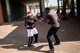Gladys Ngwenyová při boxování se svým trenérem. Podle Maphosy má box dobrý vliv také na psychiku žen.