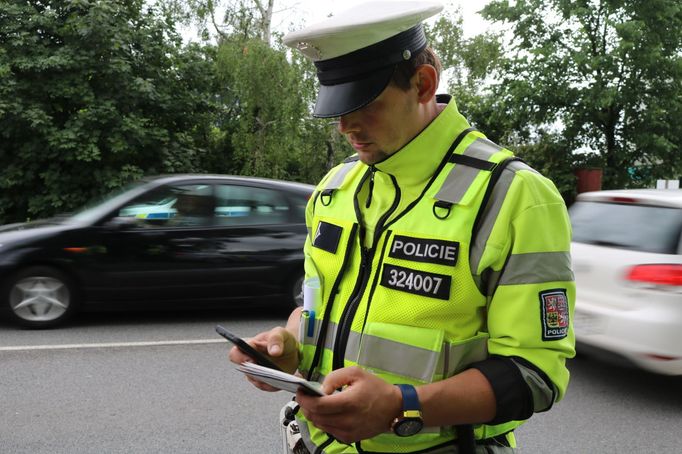 Policisté při kontrolách už mohou využívat také speciální aplikace pro mobilní telefony.